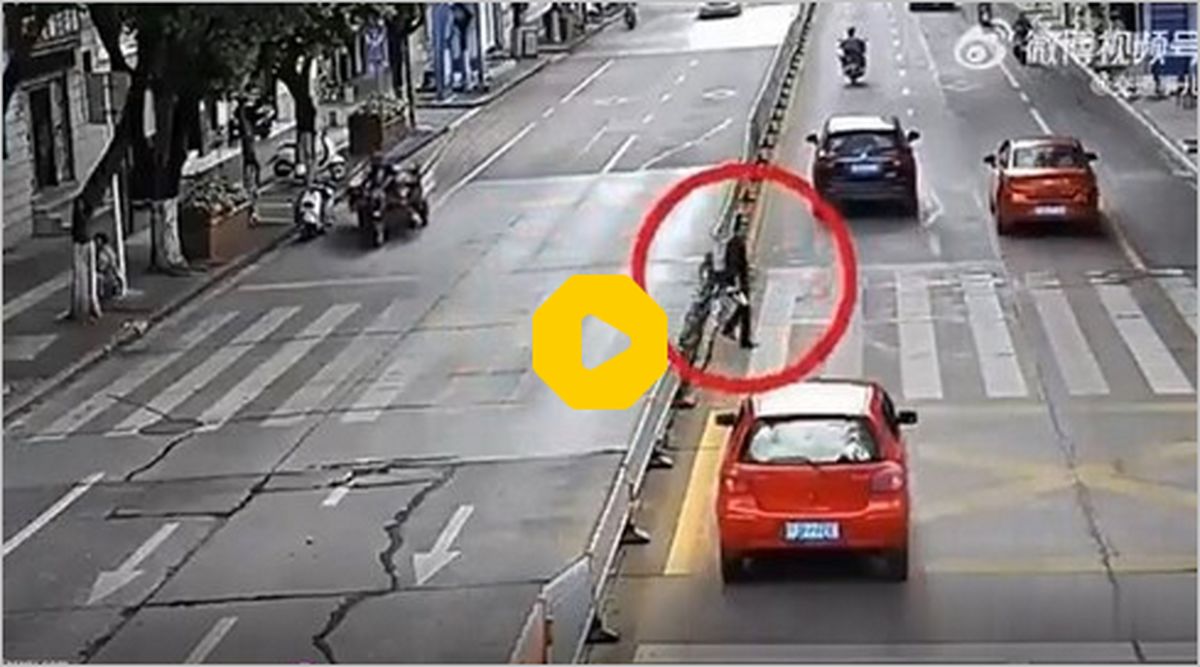 ببینید | تصاویر خودرویی که بدون توجه به عبور عابران پیاده آن‌ها را زیر گرفت !