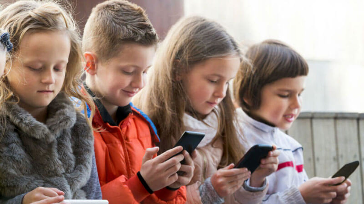 چگونه کودک خود را از گوشی موبایل دور کنیم؟