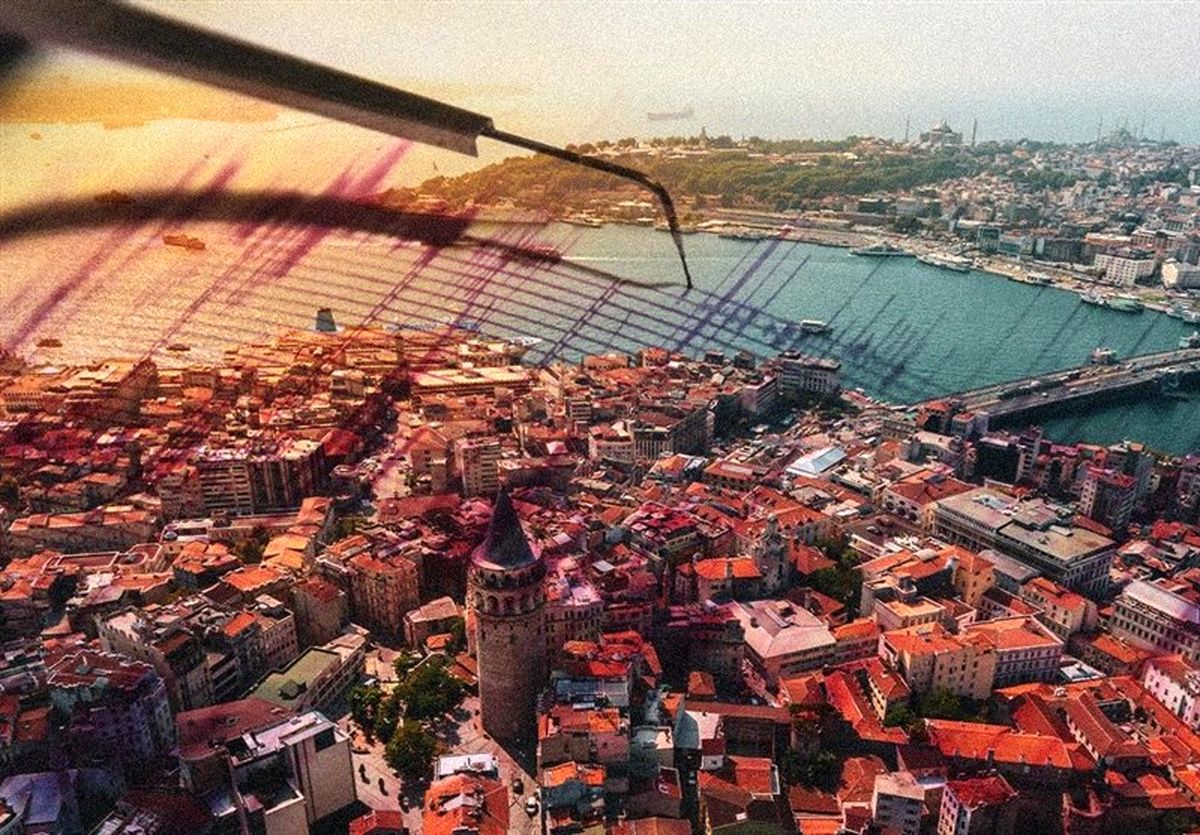 افتادن یک شهروند از پشت بام هنگام وقوع زلزله در استانبول