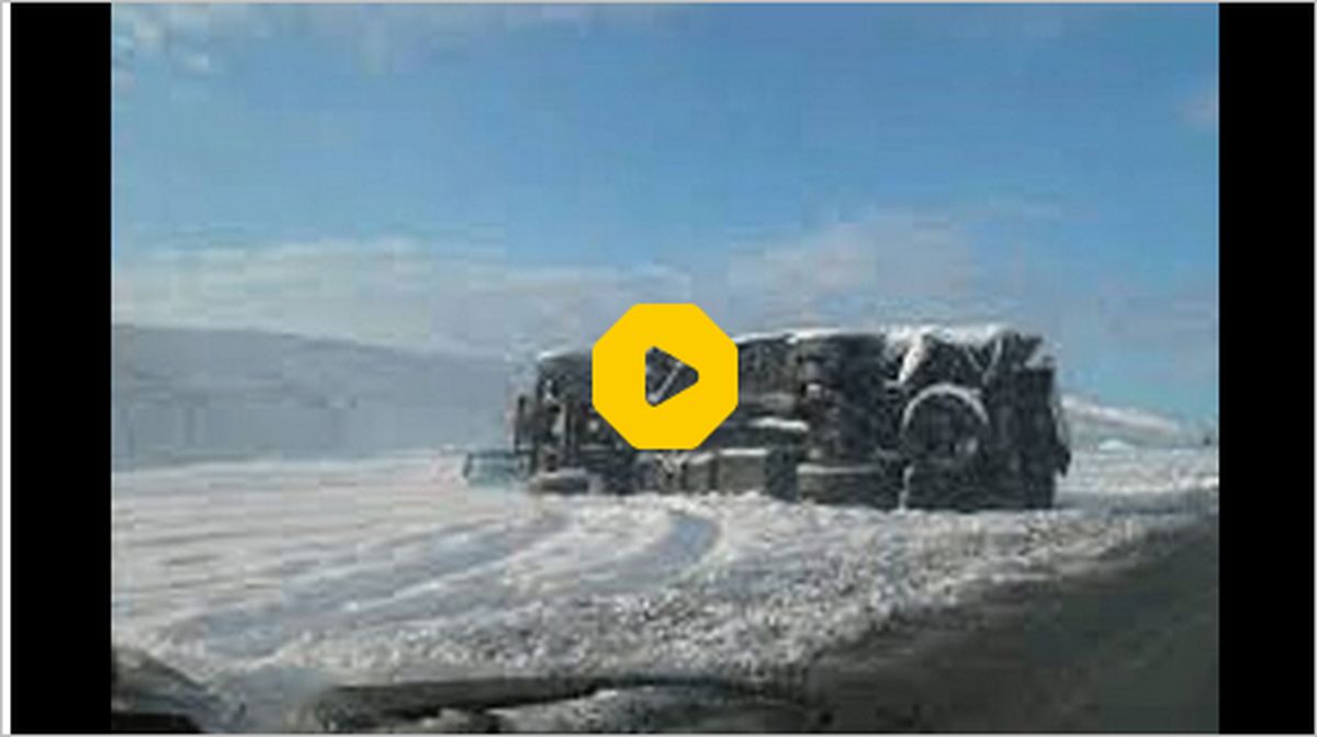 ببینید | واژگون شدن کامیون به دلیل بارش برف