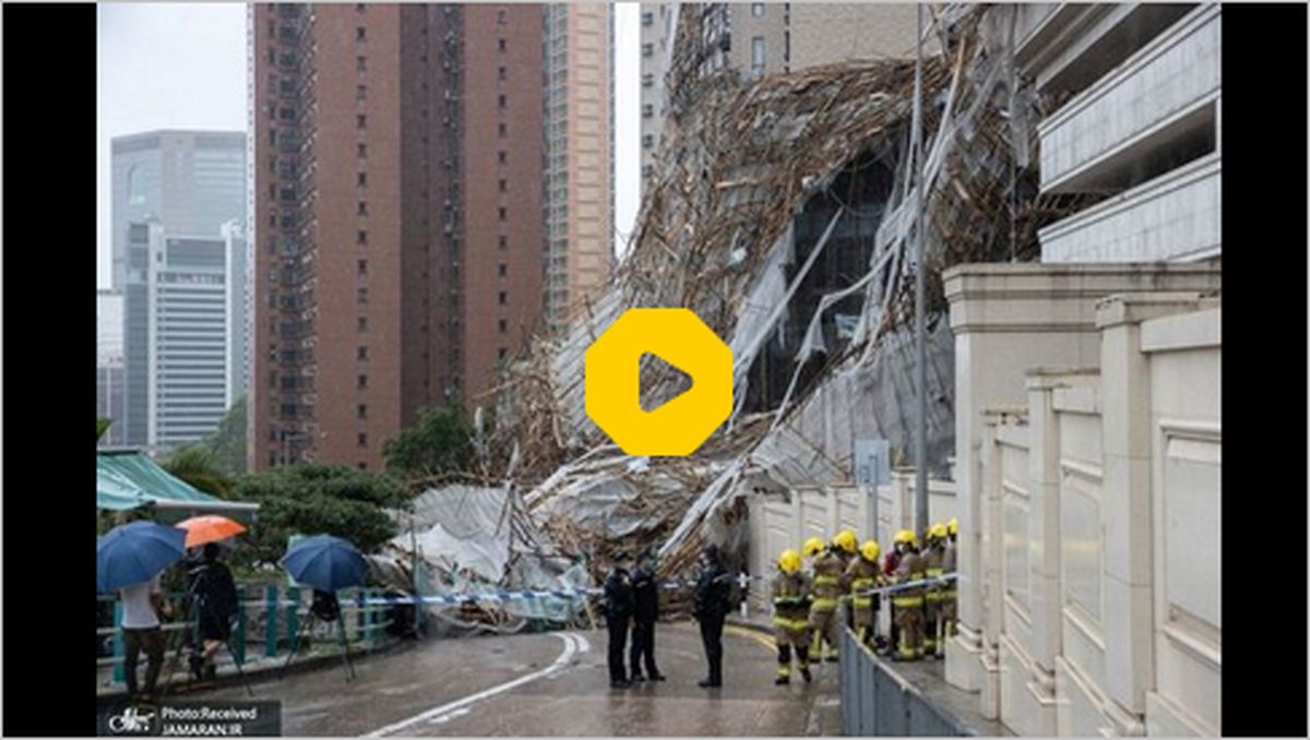 ببینید | تصاویری از سقوط داربست‌ یک ساختمان روی خودروها در خیابان
