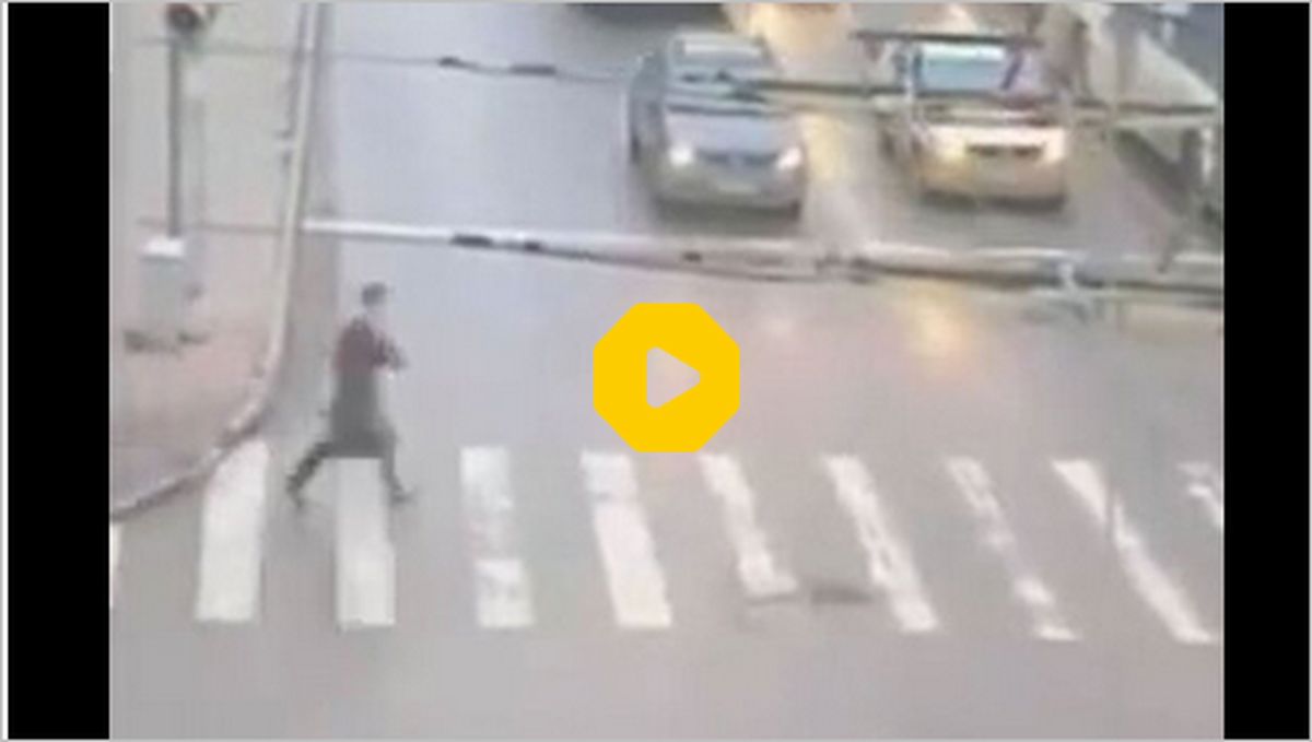 ببینید | نجات یک عابر پیاده از تصادف با دو ماشین !