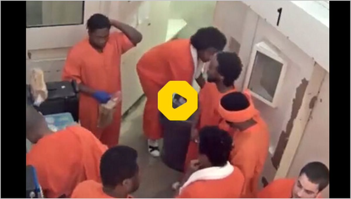 ببینید | تصاویر دوربین‌های مداربسته از حمله وحشیانه دو زندانی به یک هم‌بند خود
