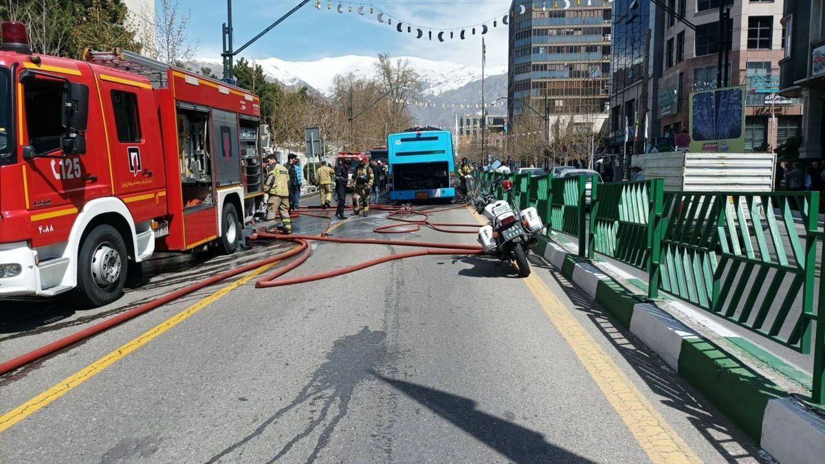 فوری | یک دستگاه اتوبوس بی آر تی در خیابان ولیعصر آتش گرفت