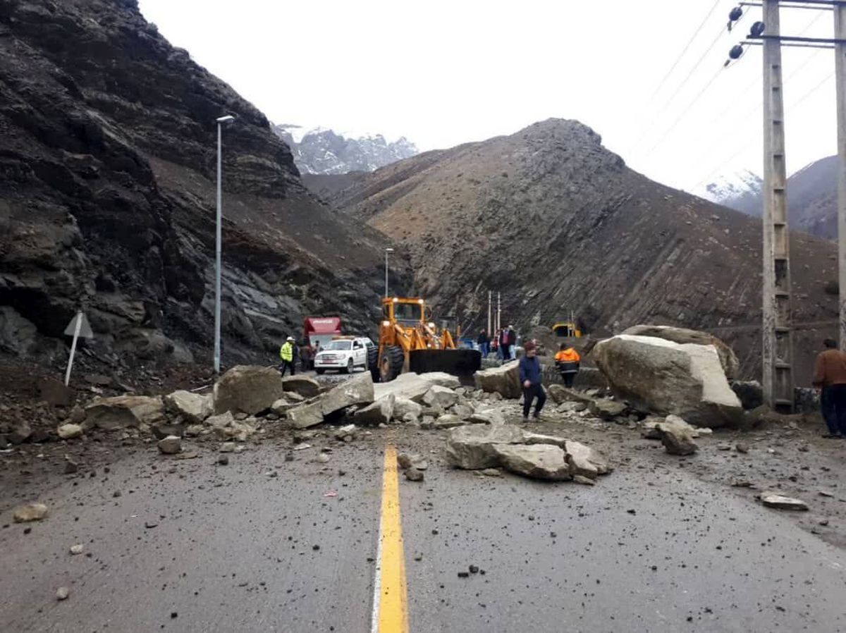 مرگ مسافران نوروزی بر اثر سقوط سنگ در جاده چالوس