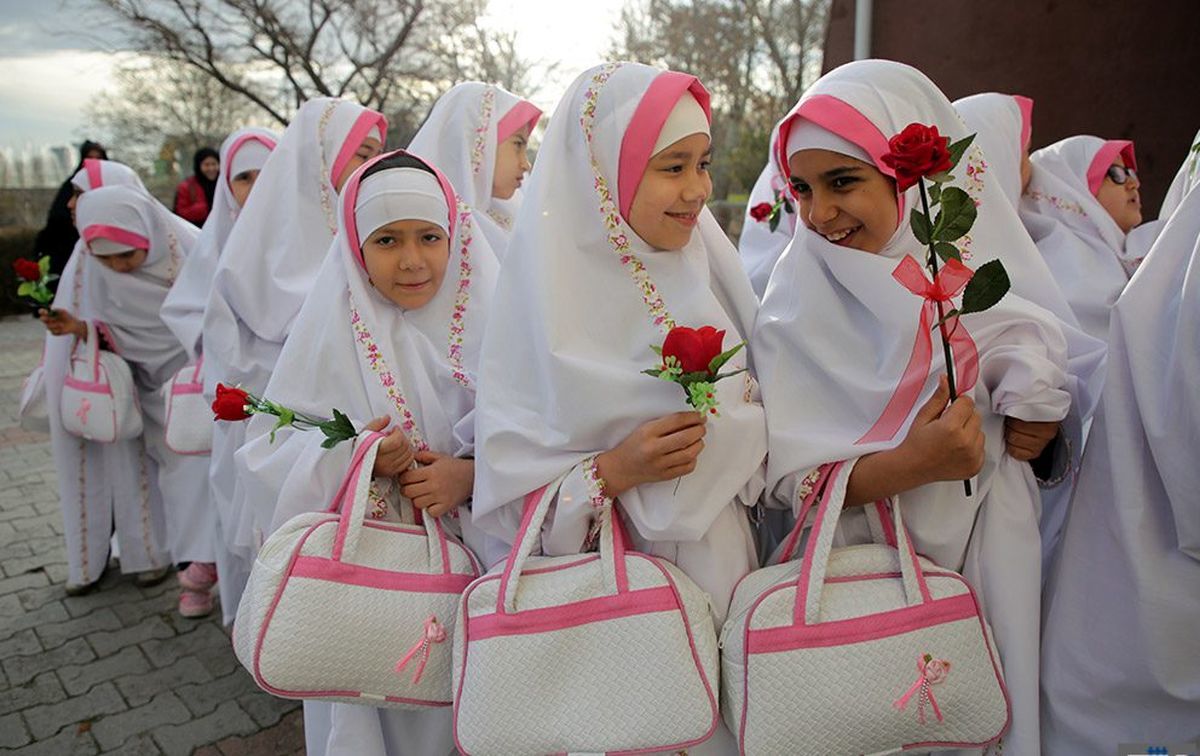 تصویر امام جمعه همدان در میان دختران حاشیه‌ساز شد