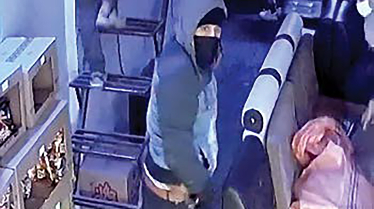 عکس | حمله مسلحانه به گیم نت‌های مشهد توسط قاتل اعدامی پس از آزادی از زندان