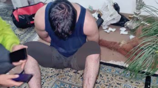 عکس | قاتل مسلح پس از ۶ سال زندگی پنهانی دستگیر شد + تصاویر لحظه دستگیری
