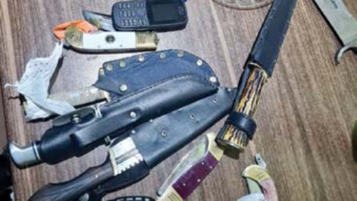 عکس | قاتل مسلح پس از ۶ سال زندگی پنهانی دستگیر شد + تصاویر لحظه دستگیری