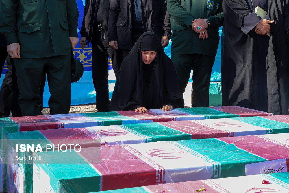 عکس | دختر سردار سلیمانی در مراسم تشییع شهدای کرمان