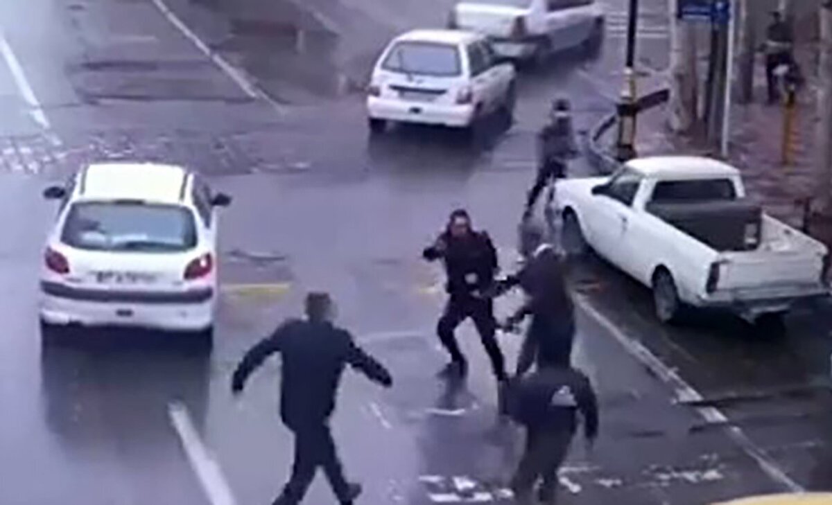 ویدیو | نجات یک مرد از دست چاقوکش خشمگین توسط پلیس شاهرود