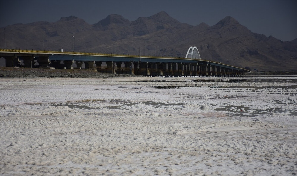 ویدیو | دریاچه ارومیه برای همیشه با آب خداحافظی کرد؛ مالچ پاشی آغاز شد