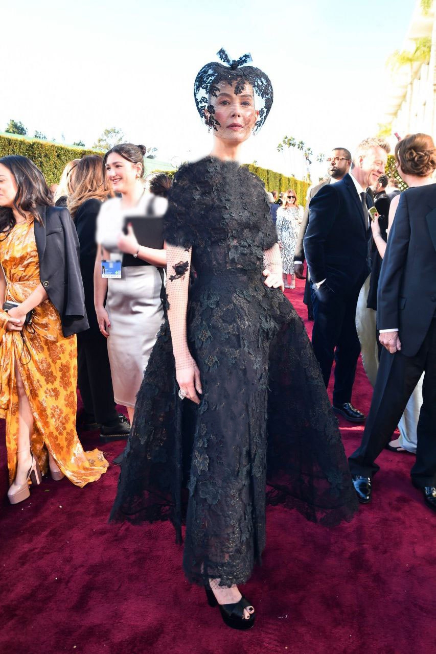 عکس | بازیگر ۴۵ ساله انگلیسی در مراسم گلدن گلوب غوغا کرد