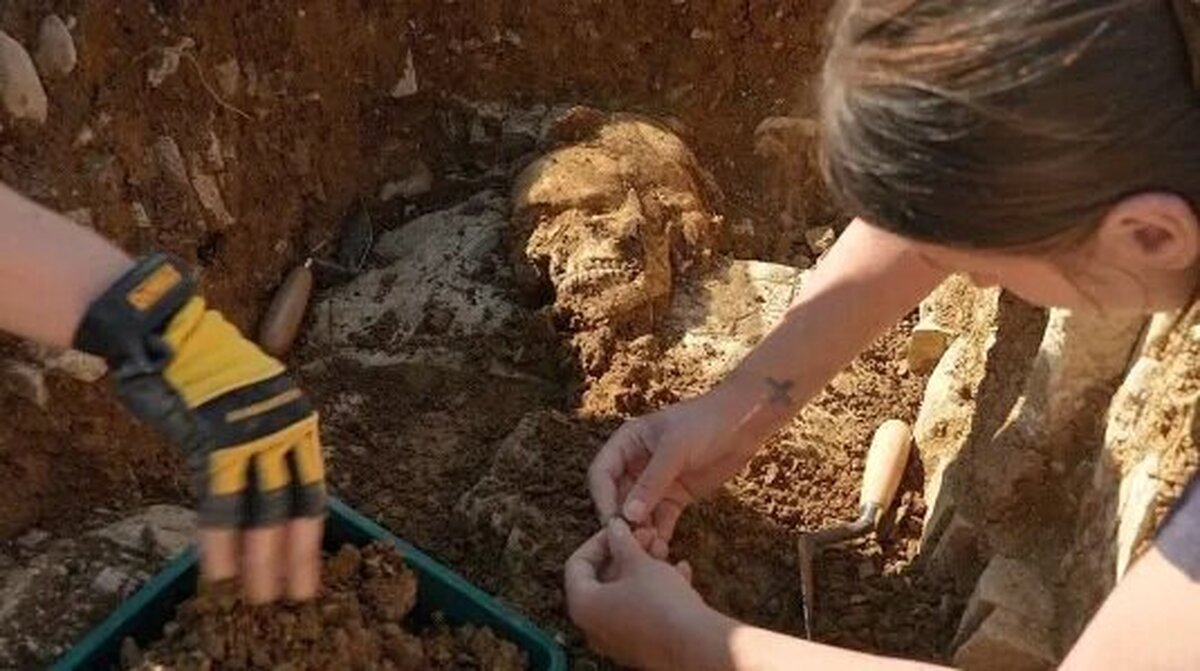 عکس | کشف گورستان تاریخی مرموز و شیوه عجیب دفن مردگان در آن