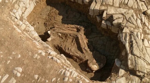 عکس | کشف گورستان تاریخی مرموزی و شیوه عجیب دفن مردگان در آن