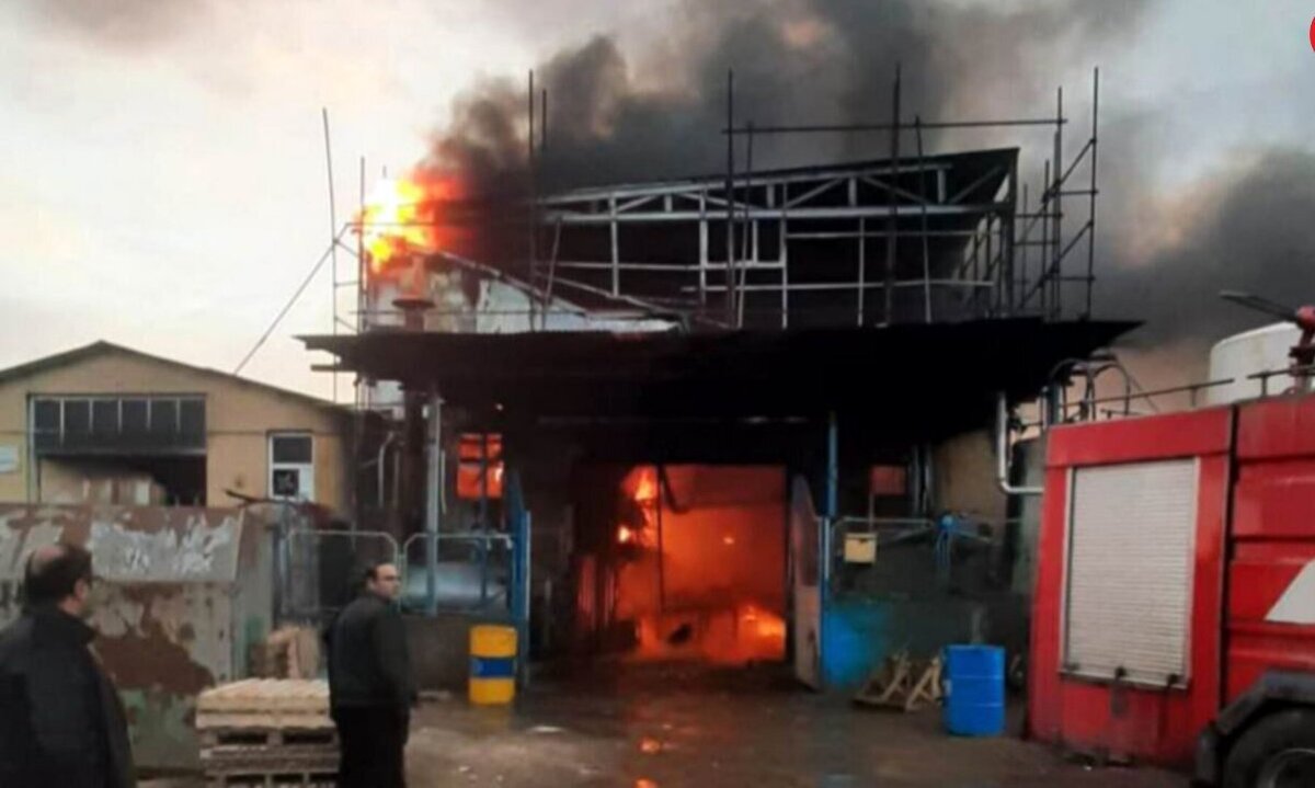 آتش‌سوزی وحشتناک در کارخانه رنگ سفیر اردبیل