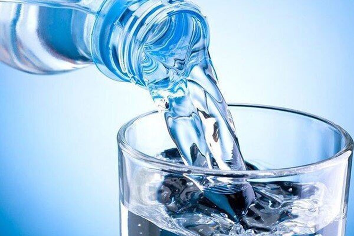 آب خوردن هم خطرناک شد | با نوشیدن یک لیتر آب چند گرم پلاستیک می‌خوریم؟