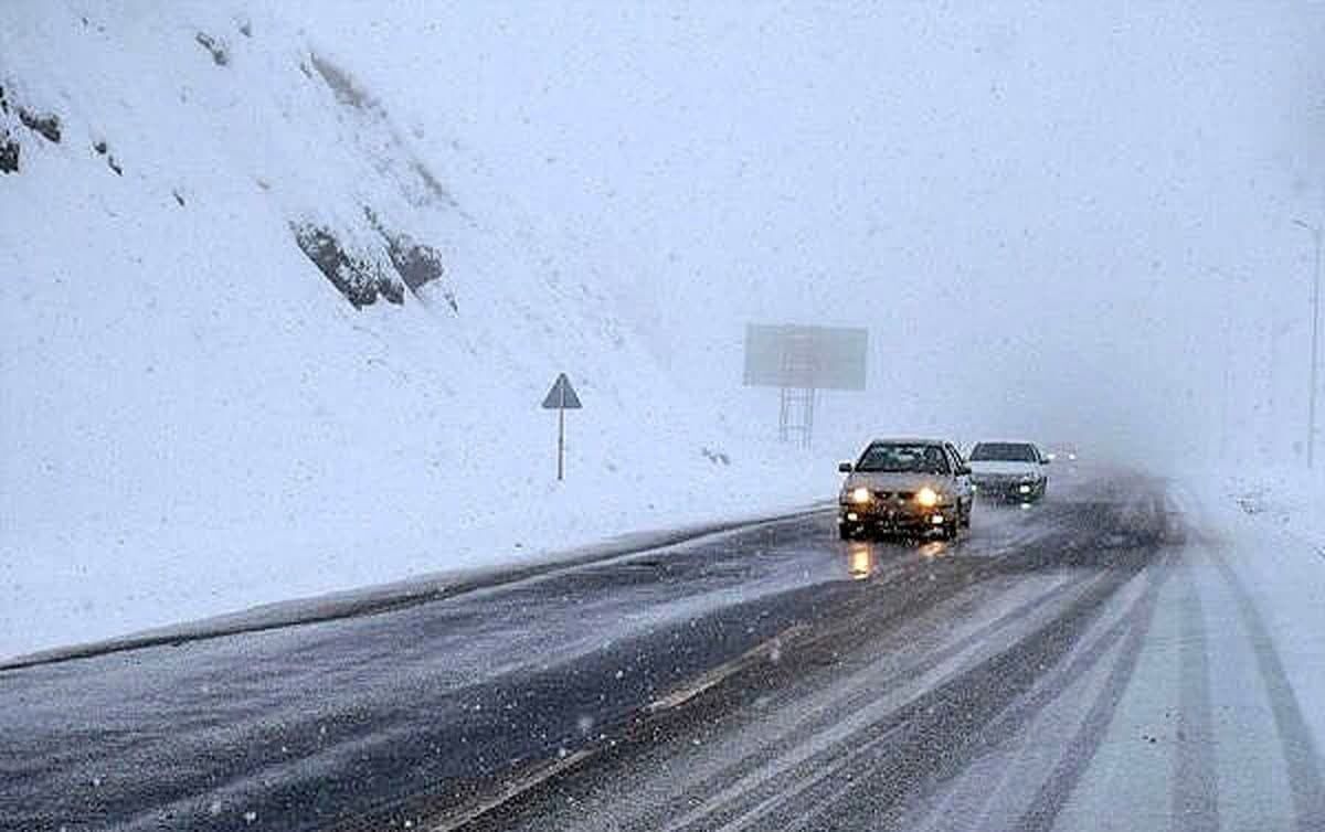 بارش برف در بیشتر راه‌های همدان؛ گردنه‌ها لغزنده و مه آلود هستند