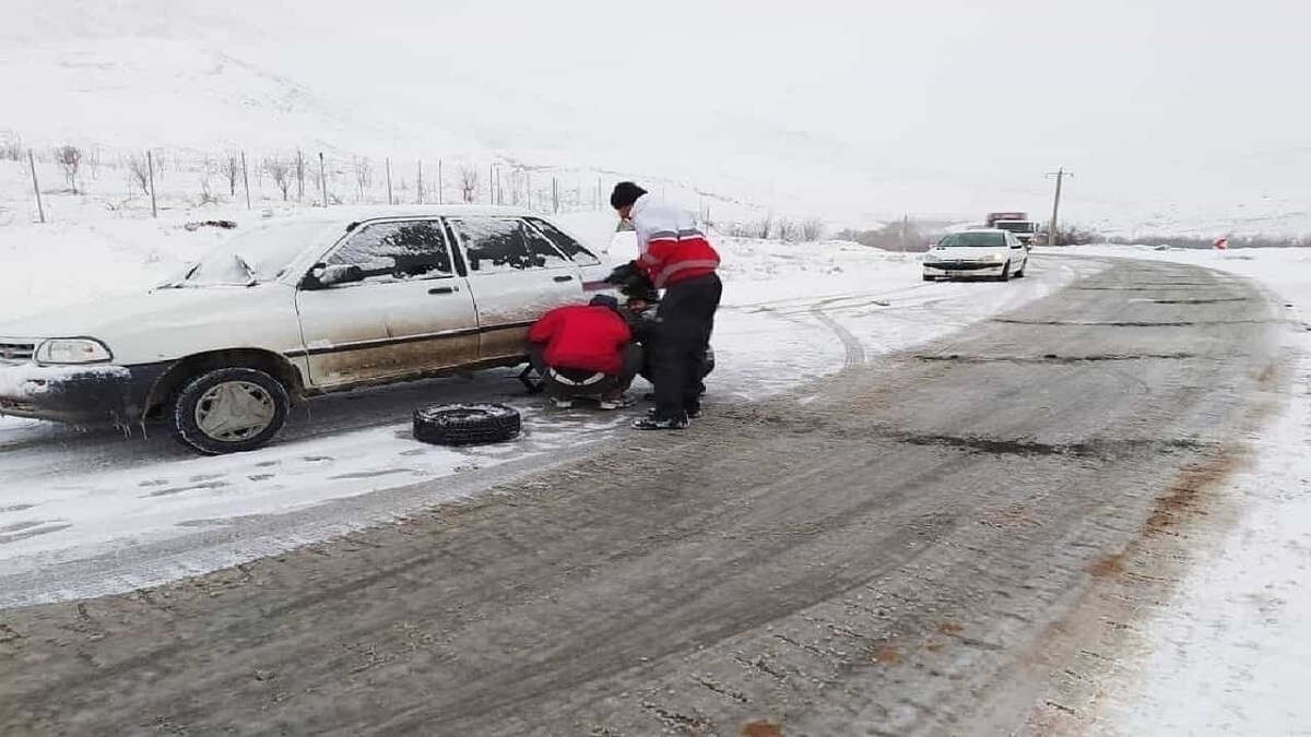 ویدیو | گرفتار شدن تعداد زیادی خودرو در کولاک گردنه چری شهرستان کوهرنگ