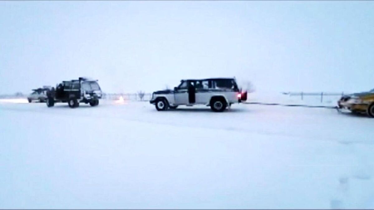 ویدیو | صحنه عجیب نجات کامیون‌‌ها در برف توسط آفرود سواران