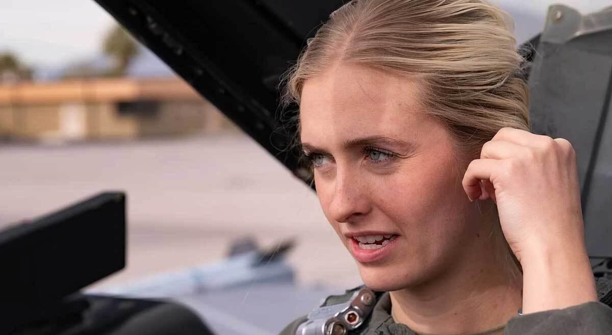 عکس | این خلبان نظامی «دختر شایسته» آمریکا شد