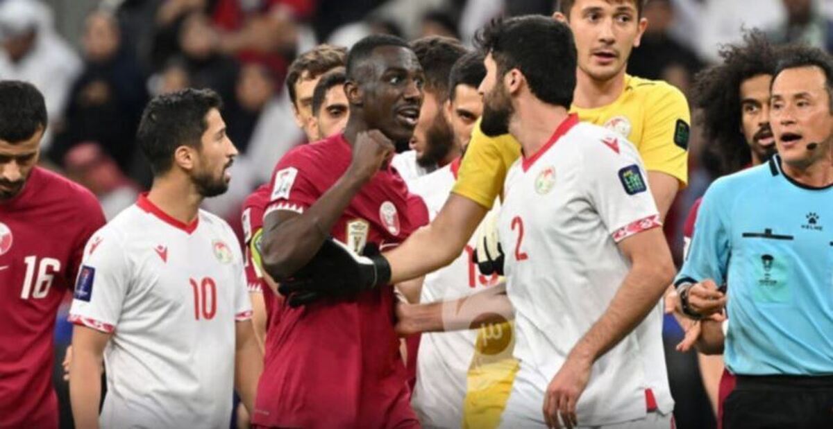 ویدیو | تهدید رقیب با ضرب‌وشتم با مشت وسط زمین فوتبال در جام ملت‌ها