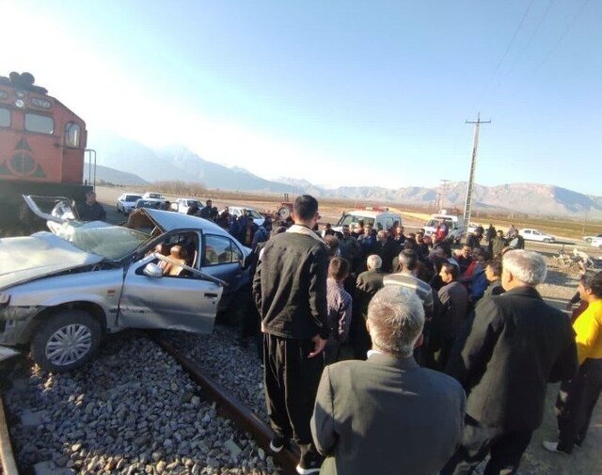 عکس | ۲ کشته بر اثر برخورد قطار با سمند در بیستون