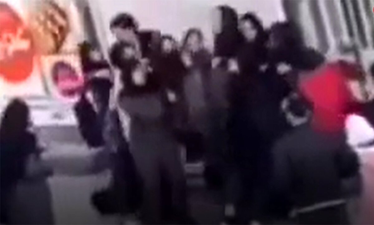 ویدیو | درگیری دختران دانش‌آموز در گلستان با سلاح سرد