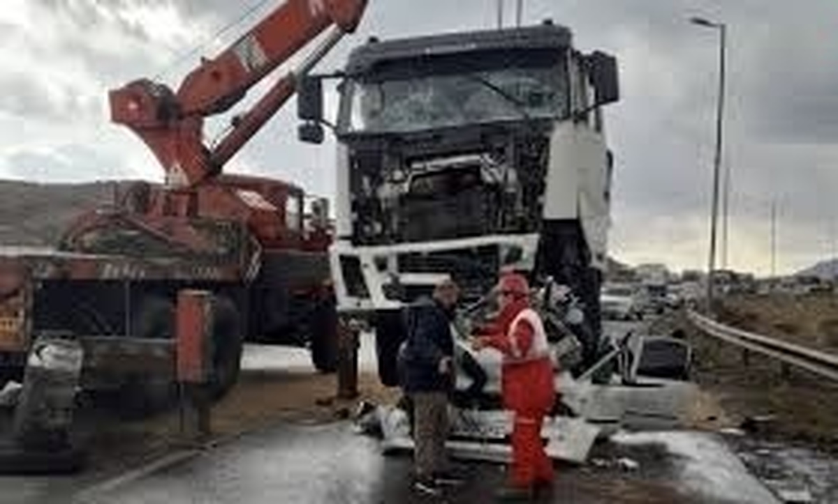 برخورد کامیون و سمند حادثه‌آفرین شد | مرگ تلخ ۴ نفر در تصادف بروجرد