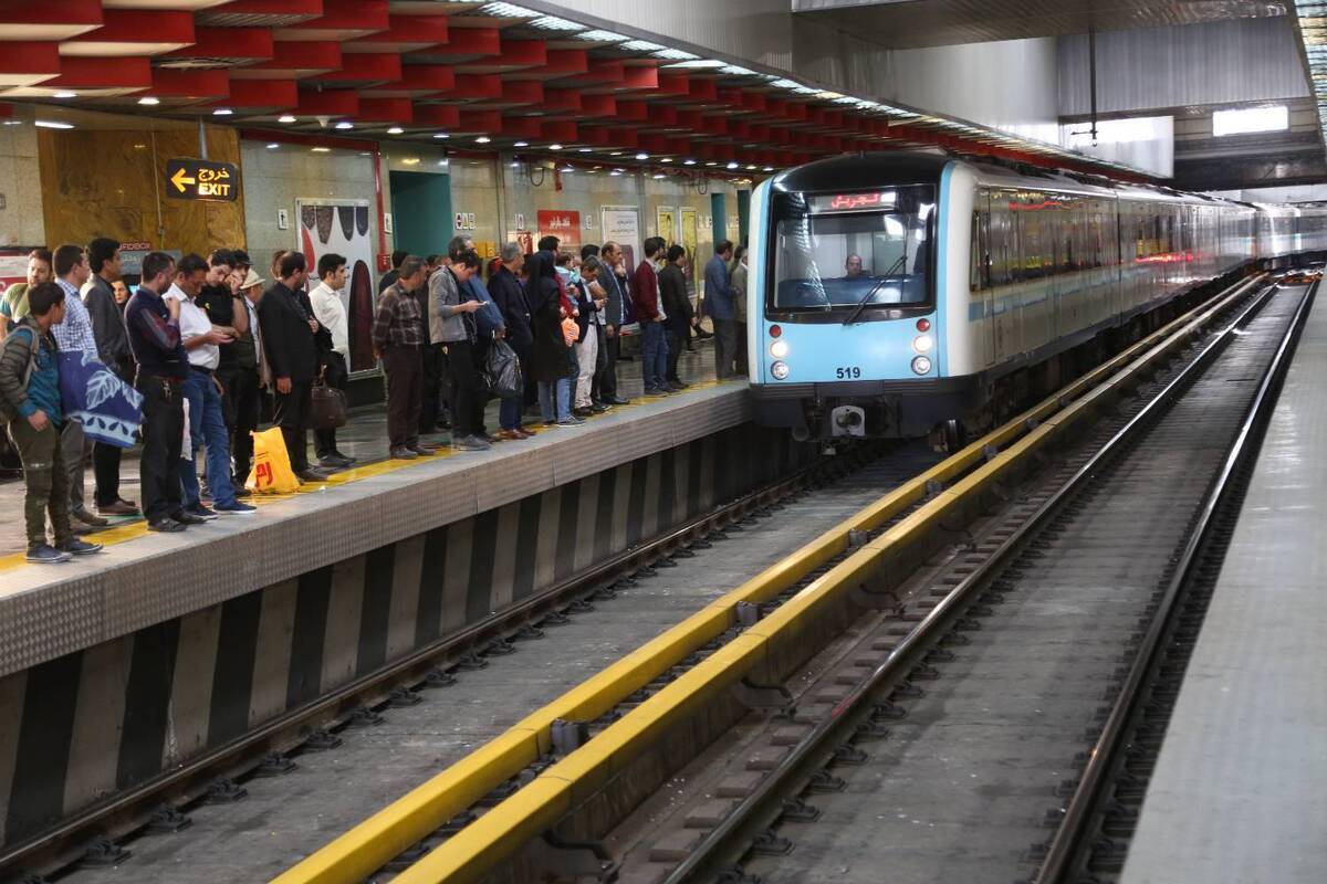 ویدیو | سردرگمی مسافران خط یک مترو | قطار مترو متوقف شد