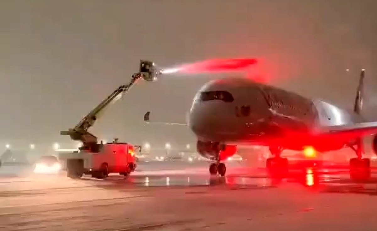 ویدیو | تصاویر دیدنی از یخ زدایی هواپیما با دستگاه‌های پیشرفته