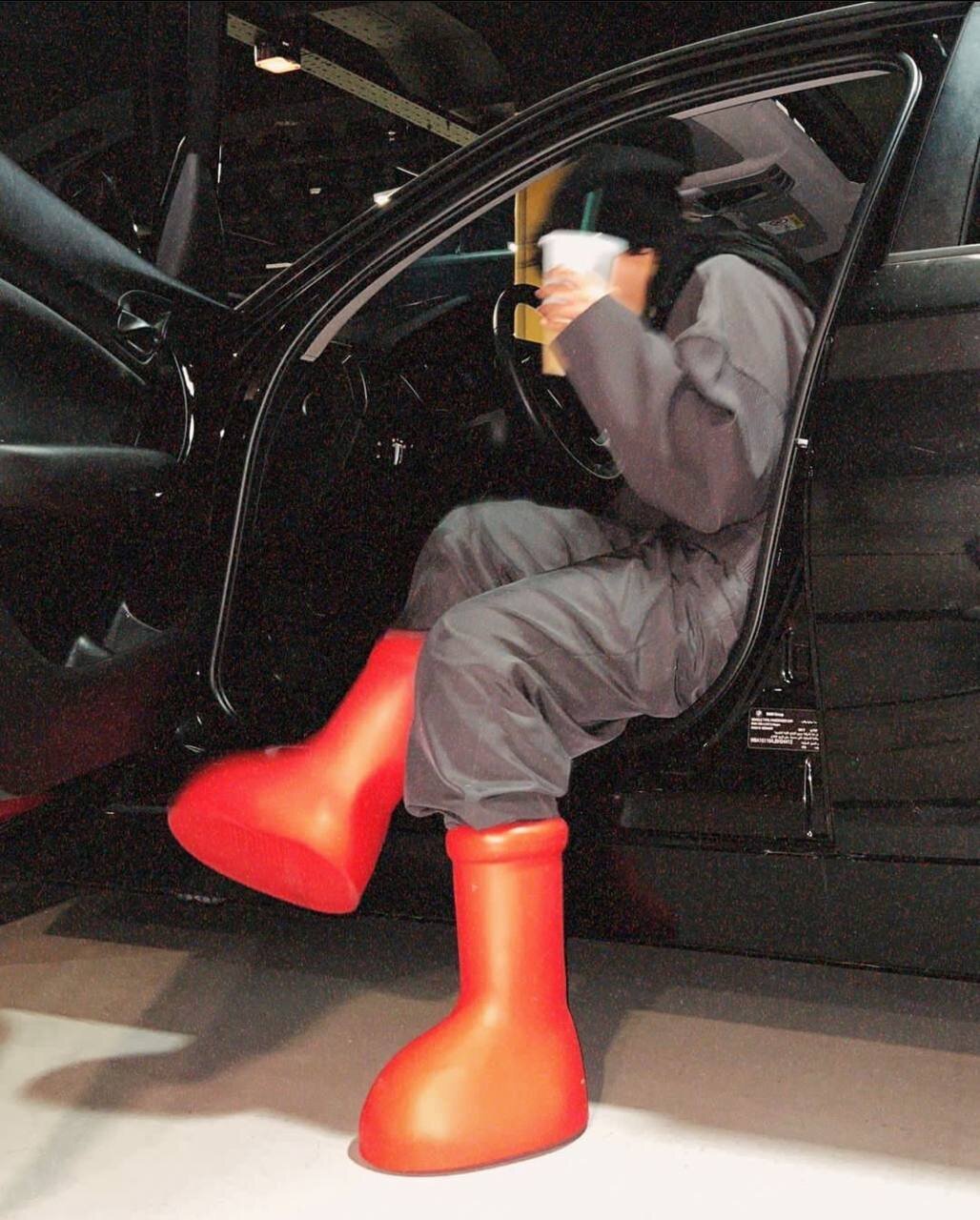 عکس | این بازیگر زن جوان با پوتینهایش جنجالی شد عکس | این بازیگر زن جوان با پوتینهایش جنجالی شد