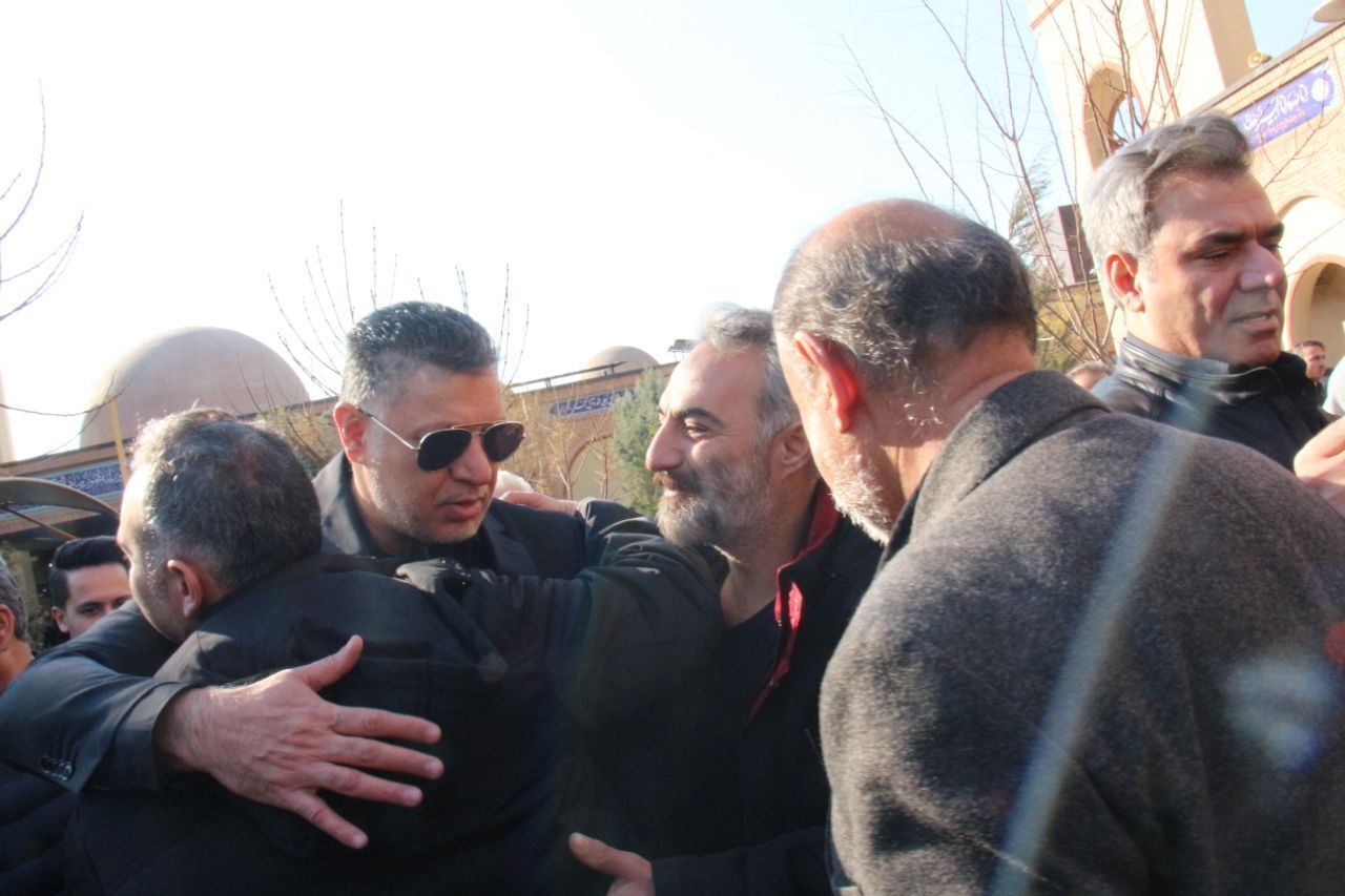 عکس | حضور ناگهانی امروز علی دایی بین مردم در بهشت‌زهرا