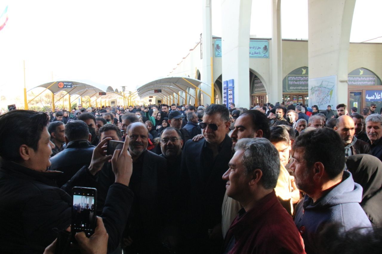 عکس | حضور ناگهانی امروز علی دایی بین مردم در بهشت‌زهرا