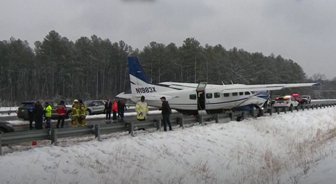 عکس | فرود اضطراری هواپیما در بزرگراه عکس | فرود اضطراری هواپیما در بزرگراه