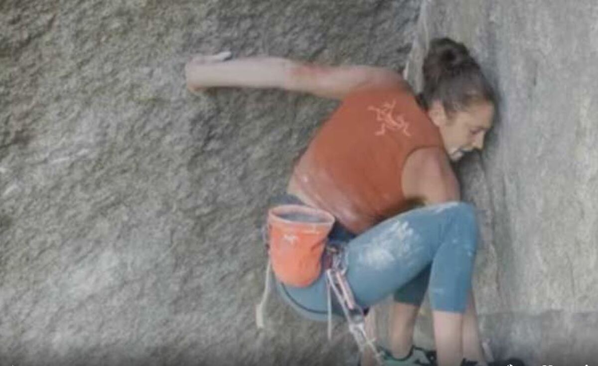 ویدیو | لحظات دلهره‌آور صخره‌نوردی یک دختر ورزشکار