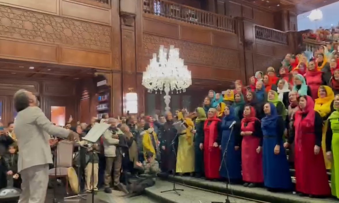 عکس | ۲۰۰ زن در ایران مال باهم آواز کُر خواندند