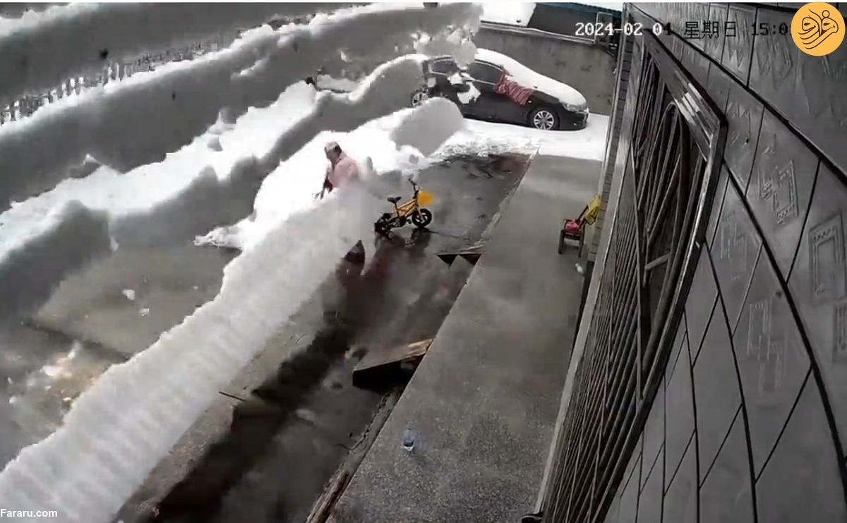 ویدیو | ریزش وحشتناک انبوه برف از پشت‌بام روی یک زن