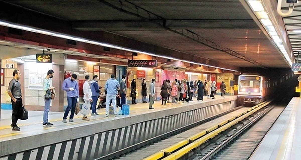ویدیو | حمله بی‌هدف یک مرد به چند شهروند در مترو
