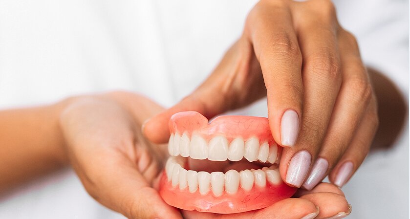 جای خالی دندانهای از دست رفته را چگونه پر کنیم؟