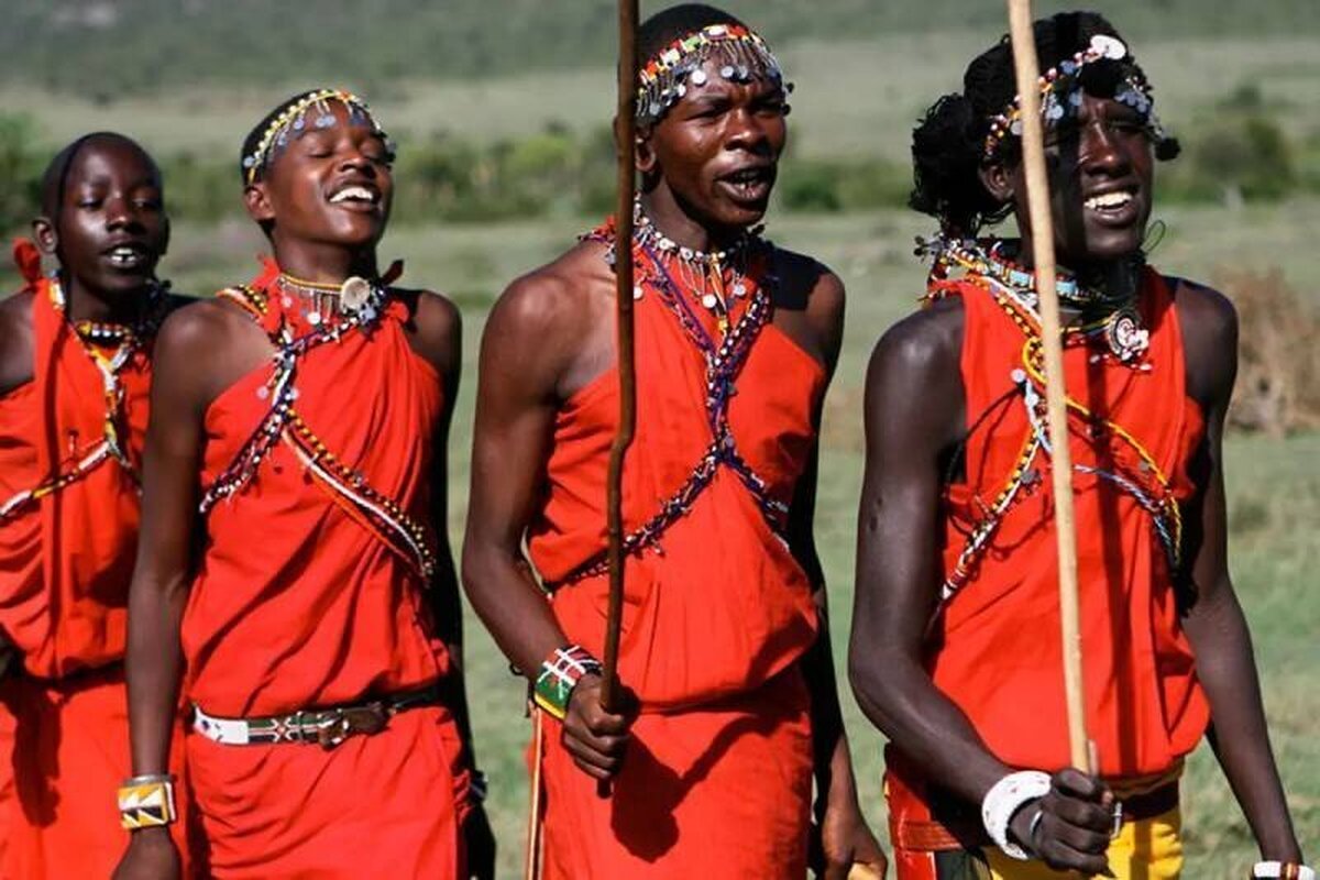 ویدیو | گرفتن شکار از دهان شیر‌ها توسط مردان قبیله آفریقایی