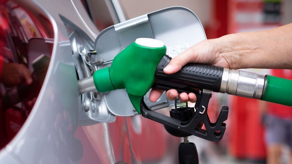 خبر مهم یک نماینده درباره کاهش ۵۰ لیتری سهمیه بنزین