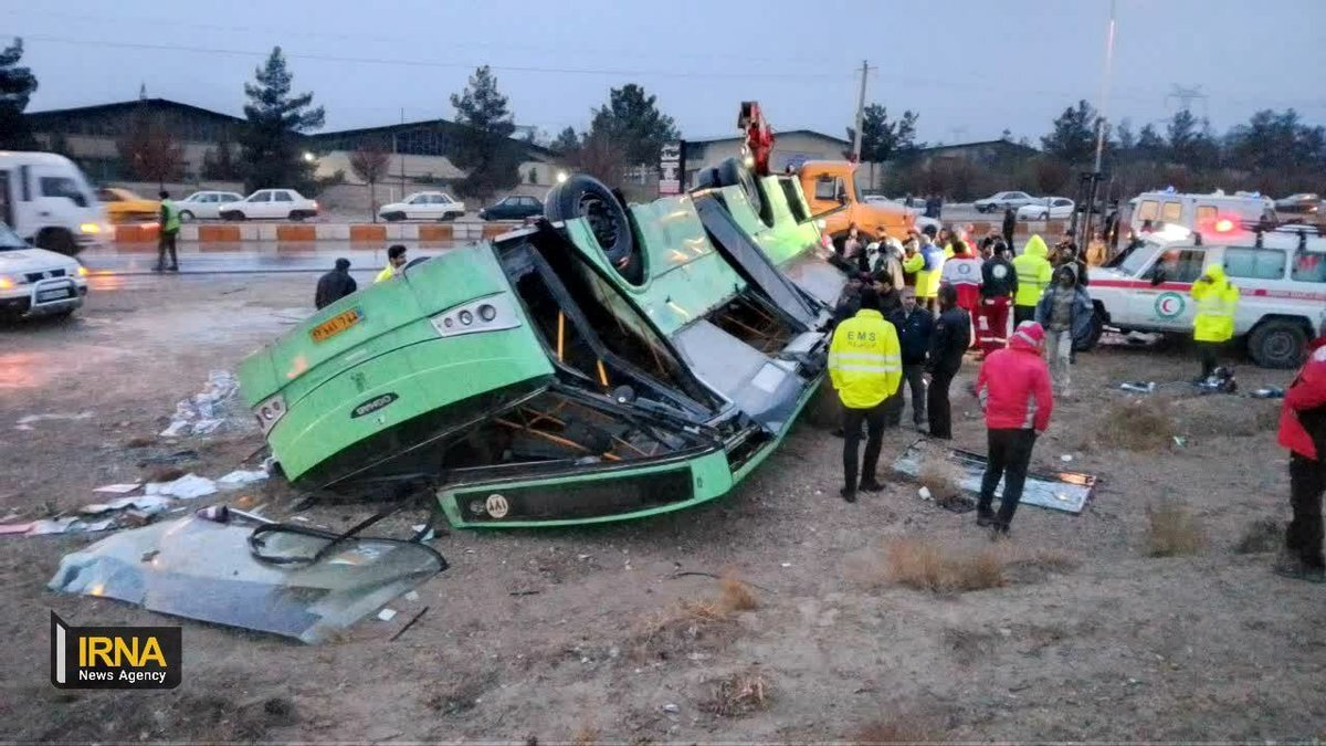 عکس | صحنه عجیب اتوبوس واژگون شده کارگران در سمنان + ۲ کشته و چند مجروح