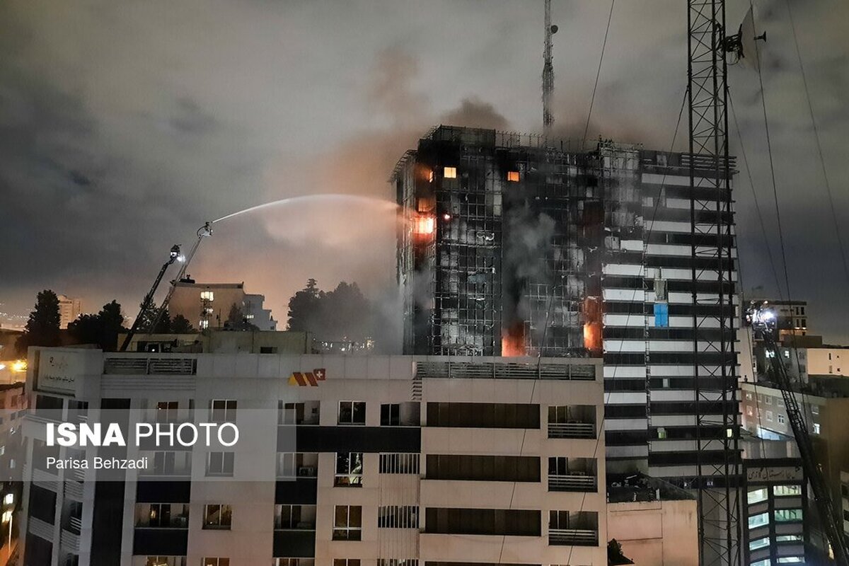 تصاویر وحشتناک از آتش‌سوزی در خیابان گاندی | شعله‌های آتش بیمارستان بزرگ تهران را بلعید