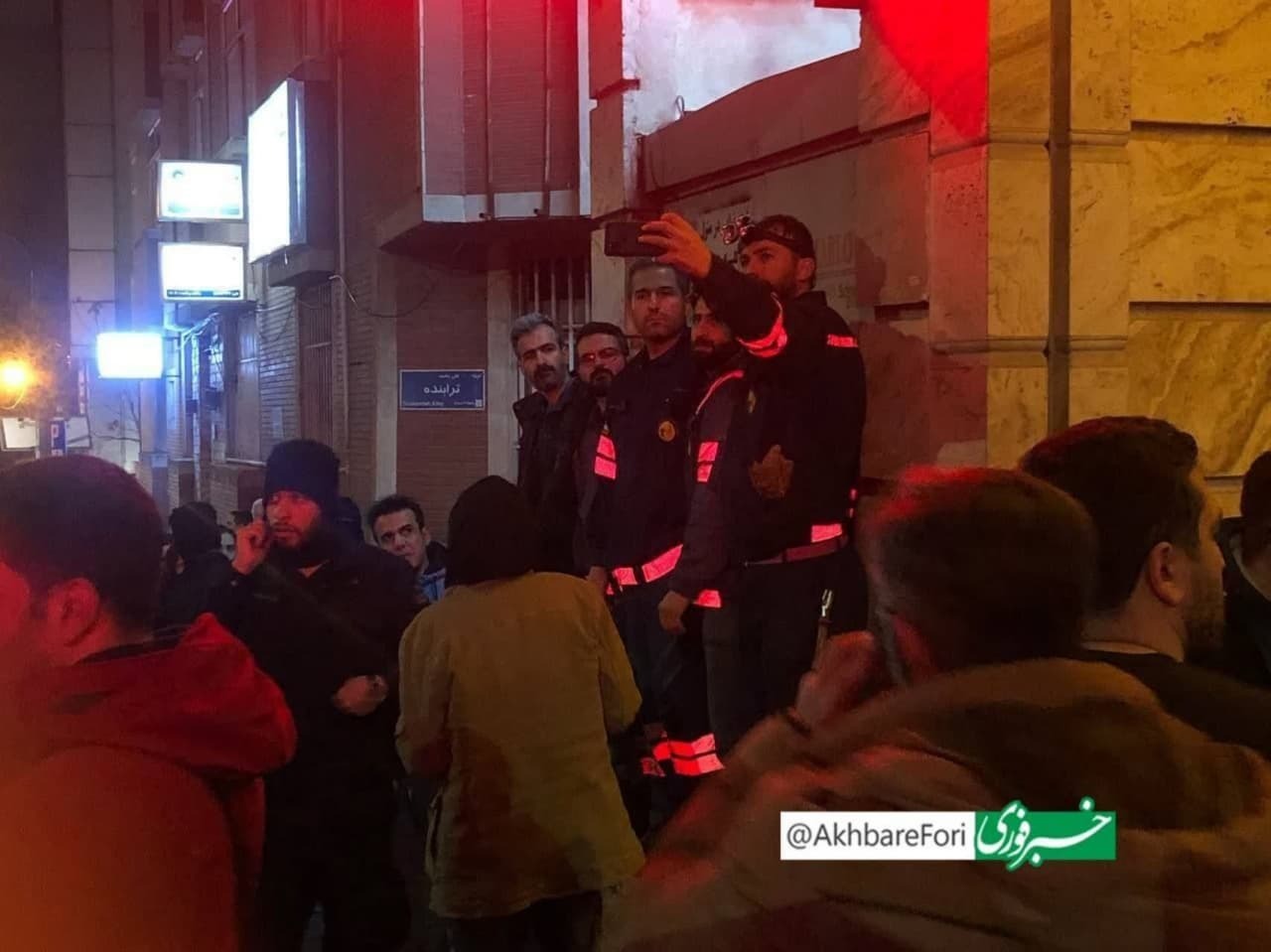 عکس | تصویری عجیب در حاشیه آتش‌سوزی بیمارستان گاندی