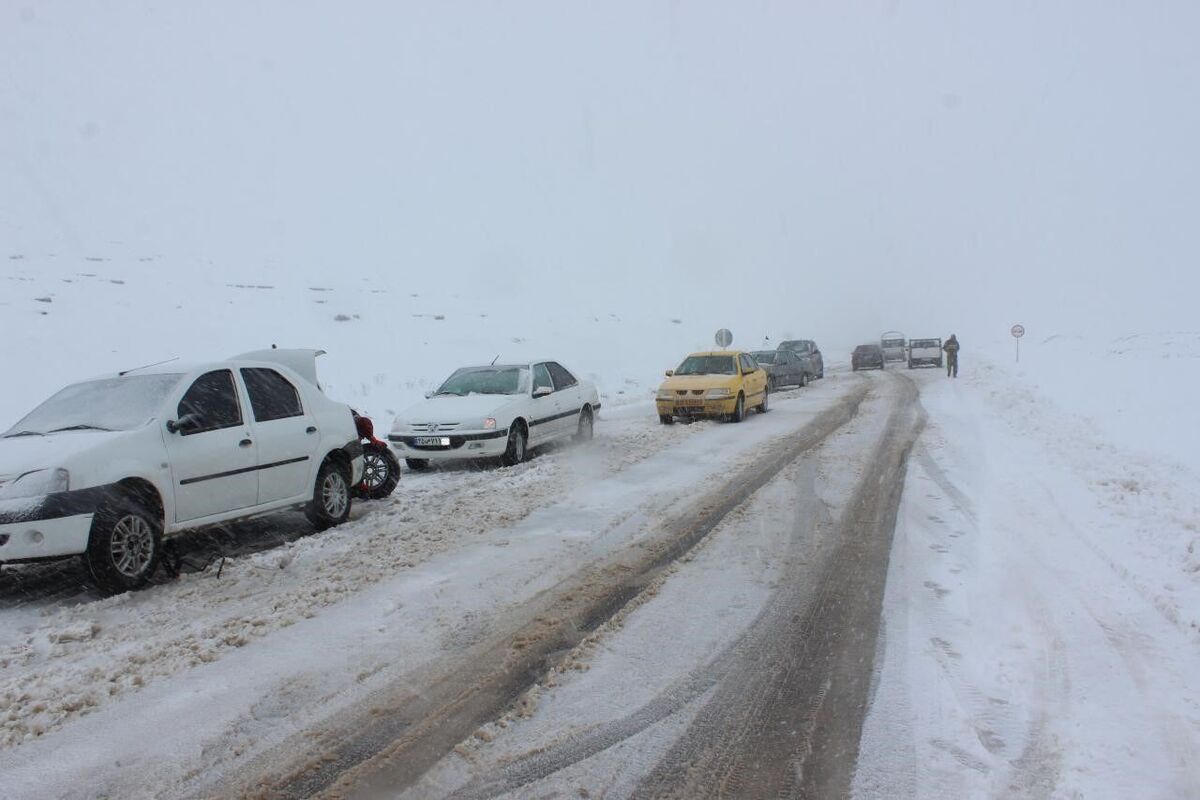 بارش برف و ترافیک سنگین در جاده کرج - چالوس