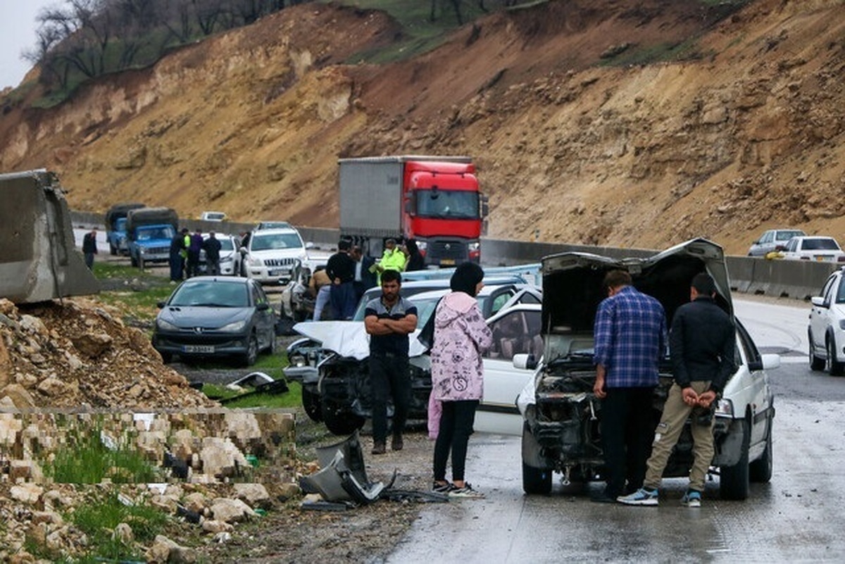 حادثه رانندگی هولناک در آزادراه قزوین کرج | تصادف زنجیره‌ای ۱۵ خودرو حادثه آفرین شد