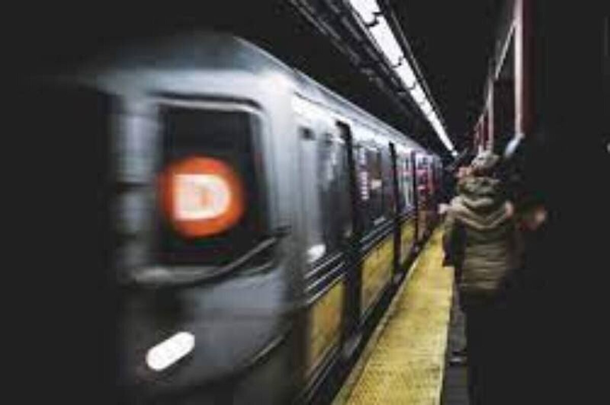 برخورد هولناک قطار مترو با یک مسافر