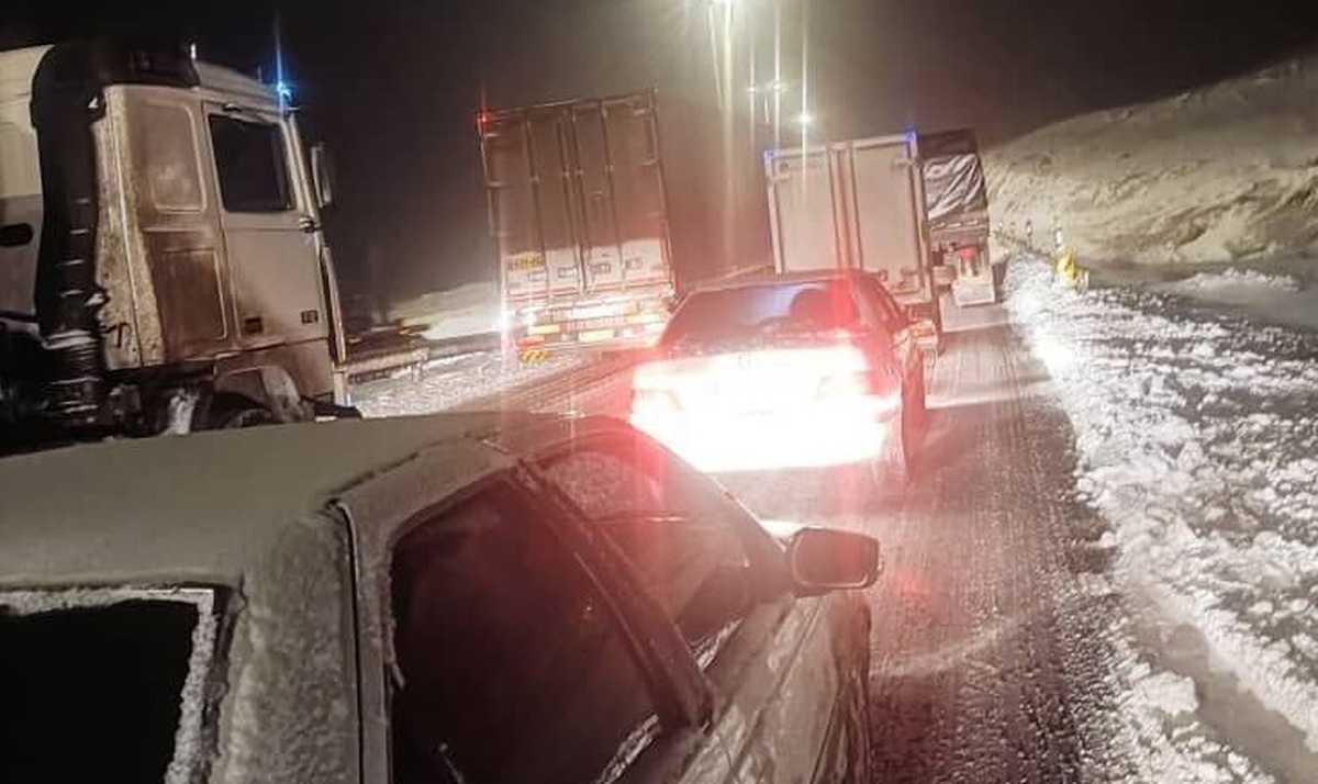 ویدیو | مسدود شدن جاده اراک-بروجرد و گرفتاری ده‌ها خودرو در کولاک برف