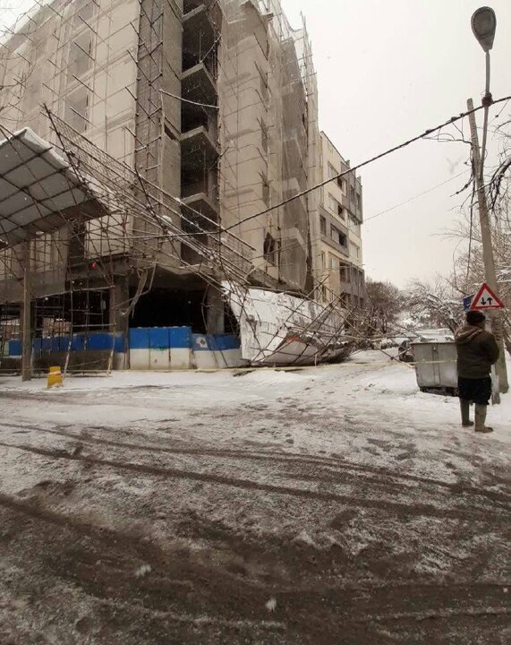 عکس | سقوط خطرناک داربست در اندرزگو عکس | سقوط خطرناک داربست در اندرزگو